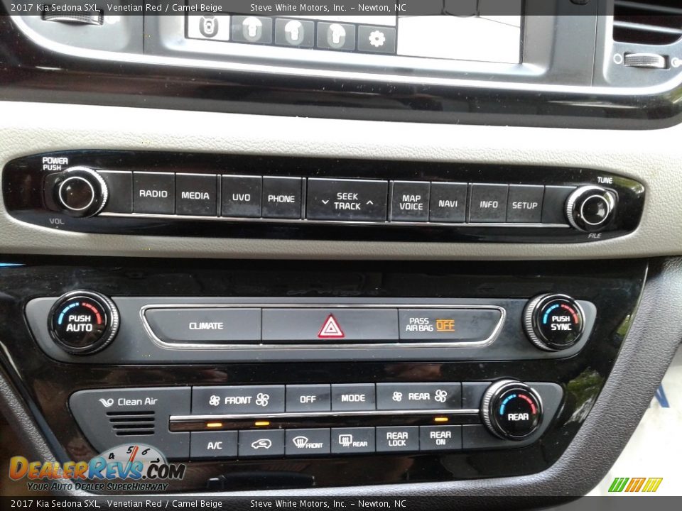 Controls of 2017 Kia Sedona SXL Photo #31