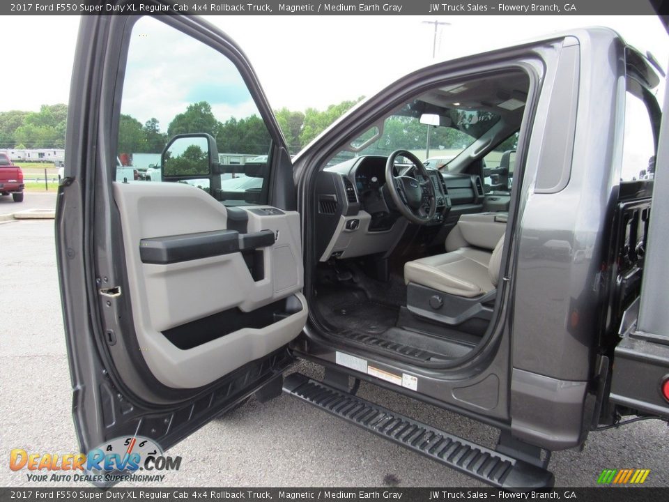 Door Panel of 2017 Ford F550 Super Duty XL Regular Cab 4x4 Rollback Truck Photo #23