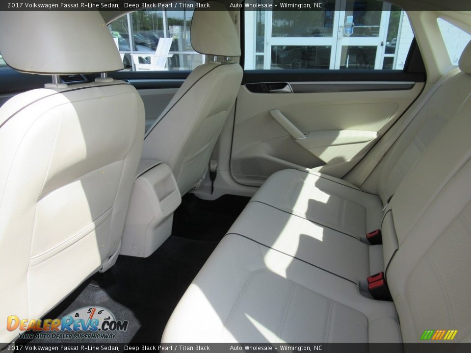 2017 Volkswagen Passat R-Line Sedan Deep Black Pearl / Titan Black Photo #11