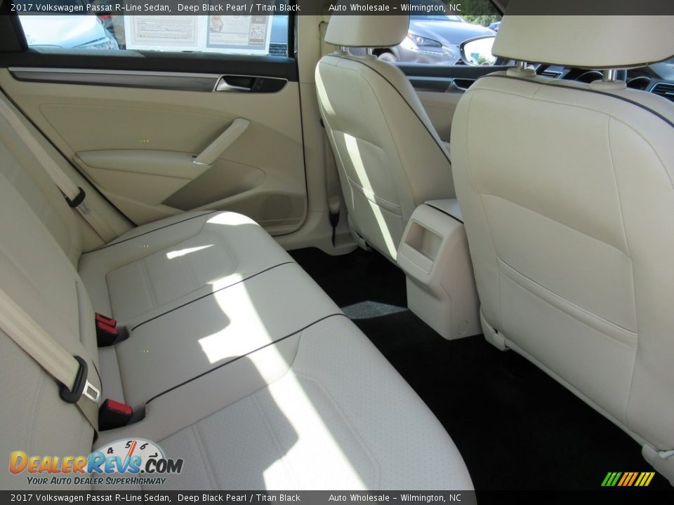 2017 Volkswagen Passat R-Line Sedan Deep Black Pearl / Titan Black Photo #13