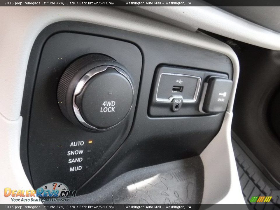 2016 Jeep Renegade Latitude 4x4 Black / Bark Brown/Ski Grey Photo #17