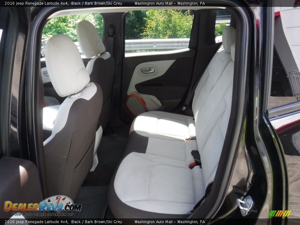 2016 Jeep Renegade Latitude 4x4 Black / Bark Brown/Ski Grey Photo #21