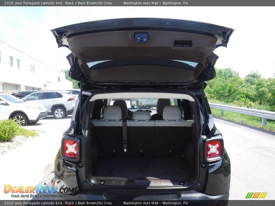 2016 Jeep Renegade Latitude 4x4 Black / Bark Brown/Ski Grey Photo #22