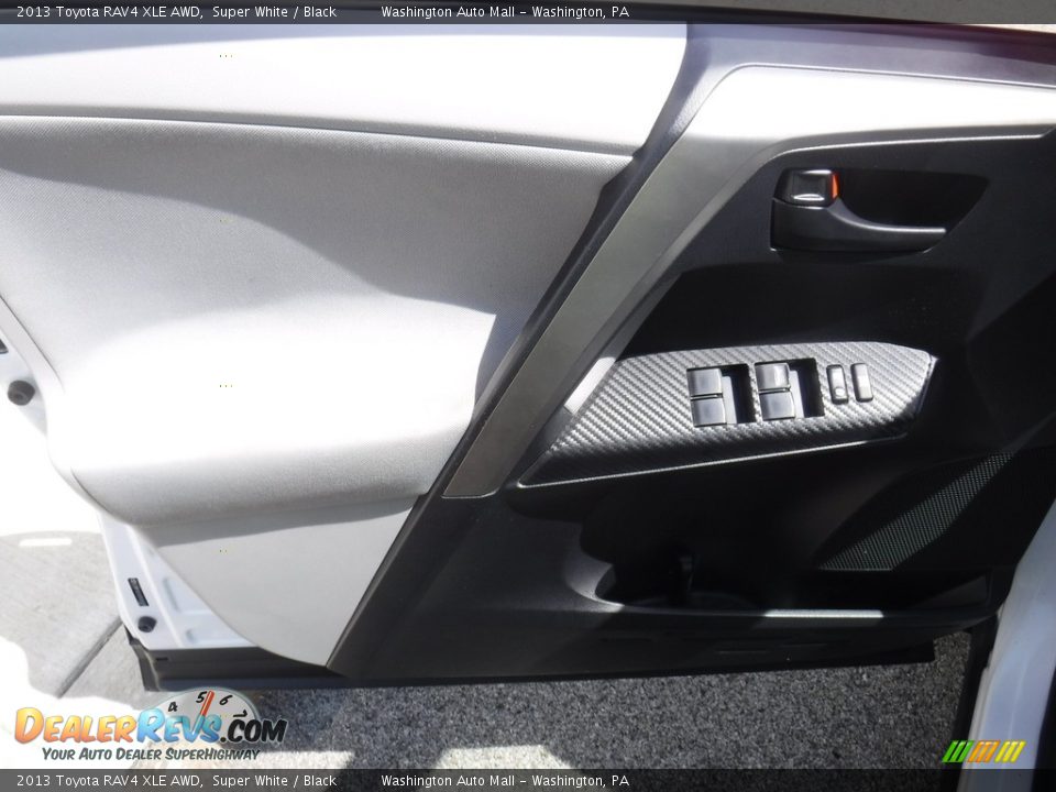 2013 Toyota RAV4 XLE AWD Super White / Black Photo #17