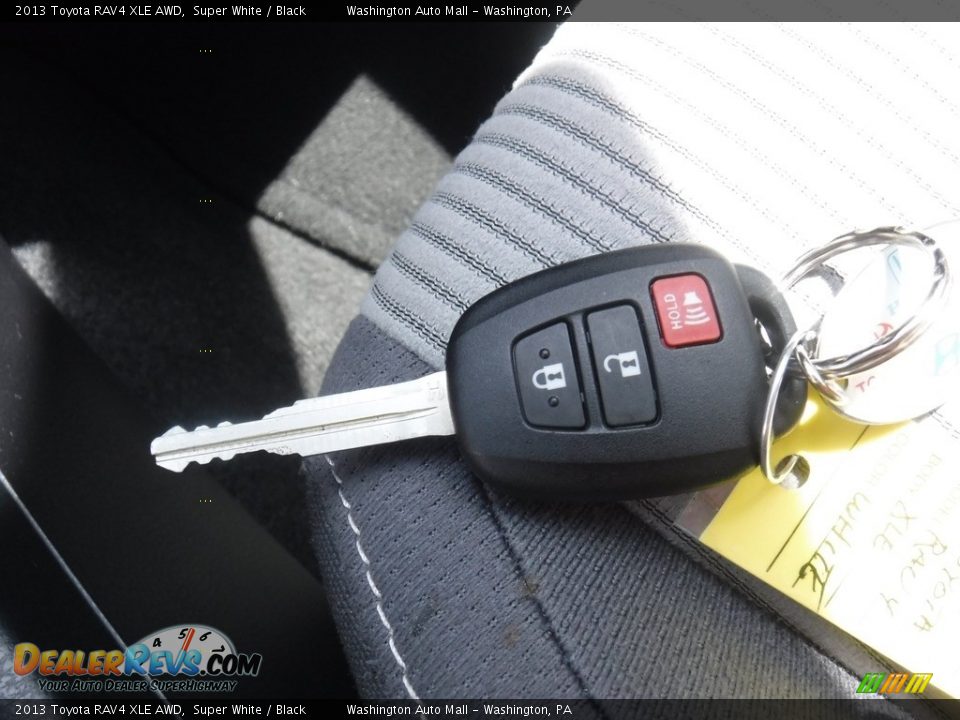 2013 Toyota RAV4 XLE AWD Super White / Black Photo #28