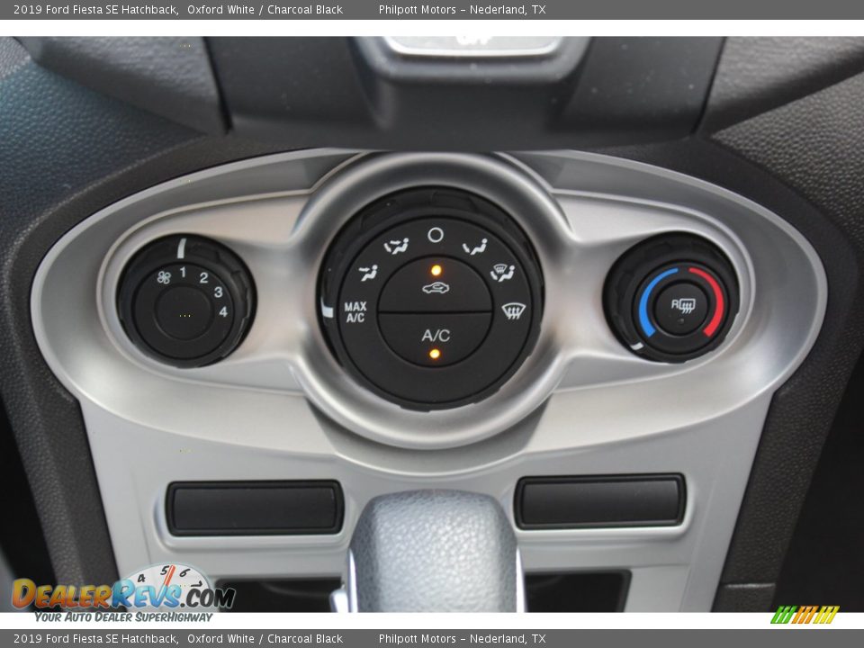 2019 Ford Fiesta SE Hatchback Oxford White / Charcoal Black Photo #17