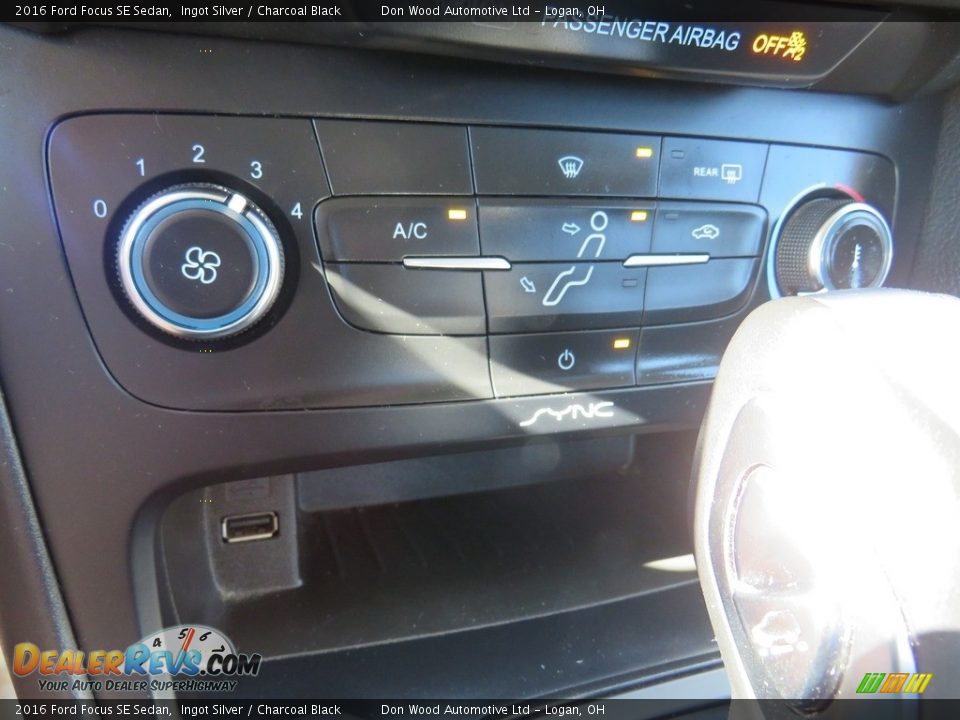 2016 Ford Focus SE Sedan Ingot Silver / Charcoal Black Photo #28