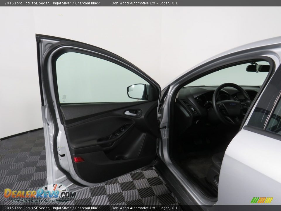 2016 Ford Focus SE Sedan Ingot Silver / Charcoal Black Photo #30