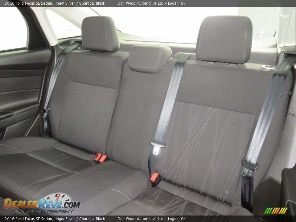 2016 Ford Focus SE Sedan Ingot Silver / Charcoal Black Photo #32