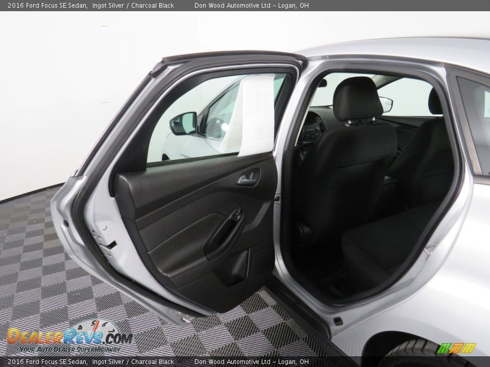 2016 Ford Focus SE Sedan Ingot Silver / Charcoal Black Photo #33