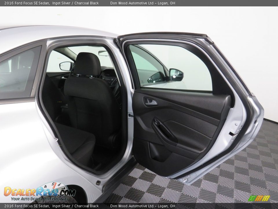 2016 Ford Focus SE Sedan Ingot Silver / Charcoal Black Photo #36