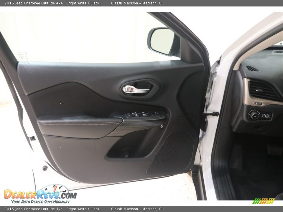 2016 Jeep Cherokee Latitude 4x4 Bright White / Black Photo #5