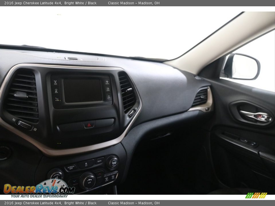 2016 Jeep Cherokee Latitude 4x4 Bright White / Black Photo #10