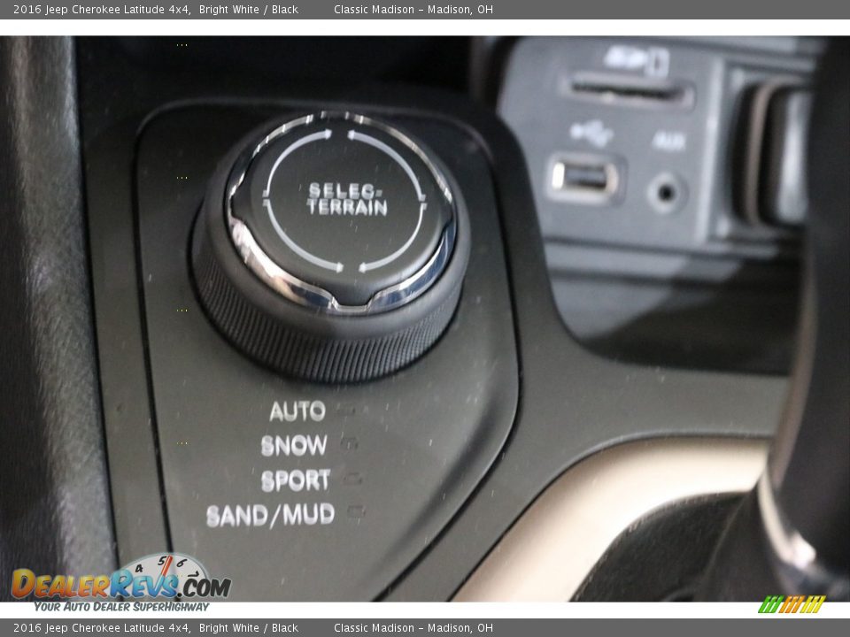 2016 Jeep Cherokee Latitude 4x4 Bright White / Black Photo #13