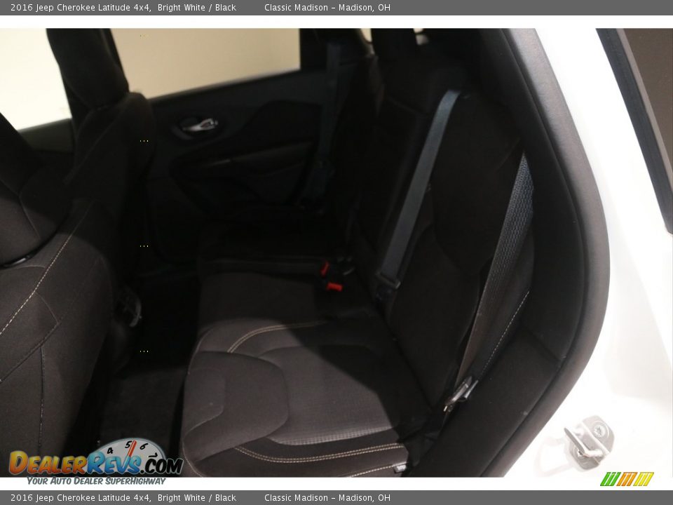 2016 Jeep Cherokee Latitude 4x4 Bright White / Black Photo #17
