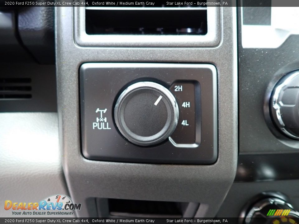 2020 Ford F250 Super Duty XL Crew Cab 4x4 Oxford White / Medium Earth Gray Photo #17