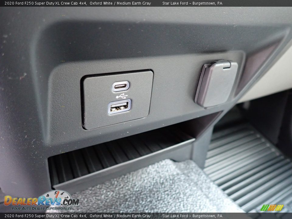 2020 Ford F250 Super Duty XL Crew Cab 4x4 Oxford White / Medium Earth Gray Photo #18