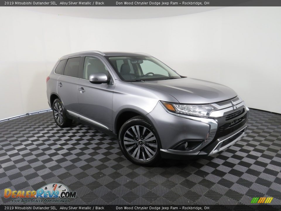 Front 3/4 View of 2019 Mitsubishi Outlander SEL Photo #3