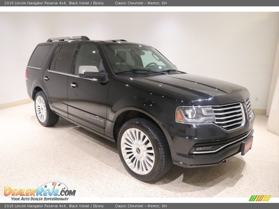 Front 3/4 View of 2016 Lincoln Navigator Reserve 4x4 Photo #1
