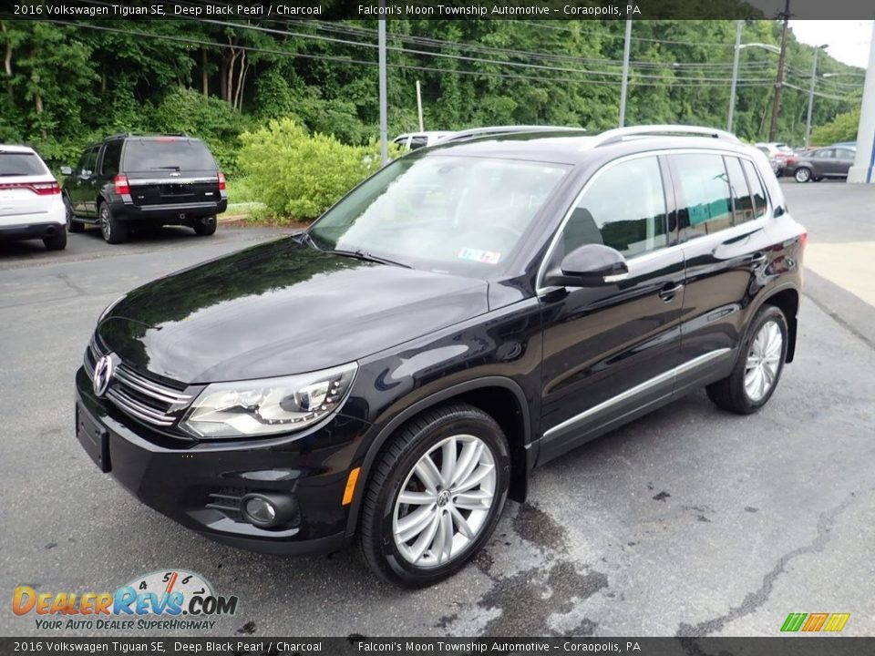 Front 3/4 View of 2016 Volkswagen Tiguan SE Photo #7