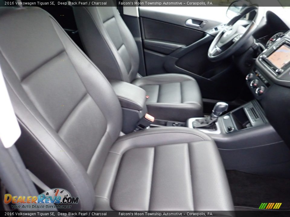 Front Seat of 2016 Volkswagen Tiguan SE Photo #11