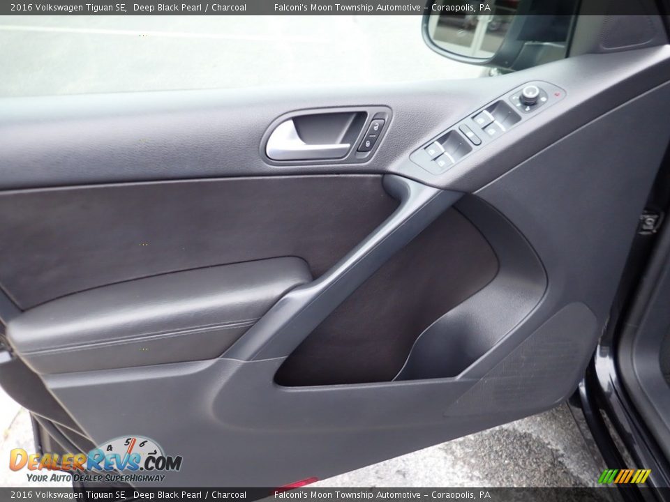 Door Panel of 2016 Volkswagen Tiguan SE Photo #18