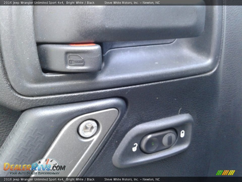 2016 Jeep Wrangler Unlimited Sport 4x4 Bright White / Black Photo #11