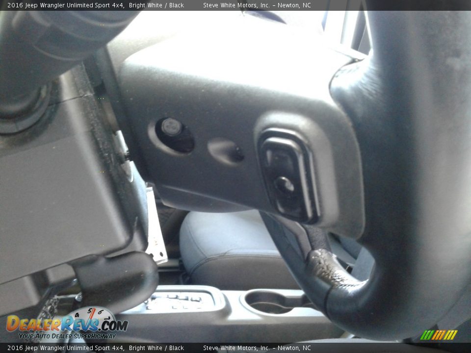 2016 Jeep Wrangler Unlimited Sport 4x4 Bright White / Black Photo #12