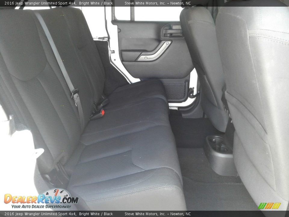 2016 Jeep Wrangler Unlimited Sport 4x4 Bright White / Black Photo #15
