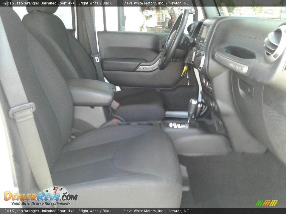 2016 Jeep Wrangler Unlimited Sport 4x4 Bright White / Black Photo #16