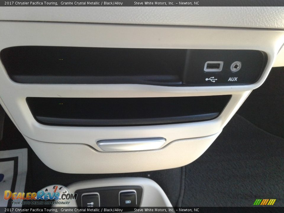 2017 Chrysler Pacifica Touring Granite Crystal Metallic / Black/Alloy Photo #21
