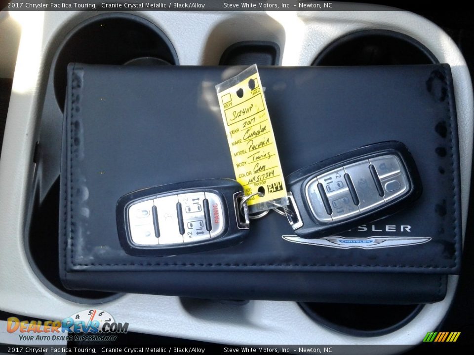 2017 Chrysler Pacifica Touring Granite Crystal Metallic / Black/Alloy Photo #25