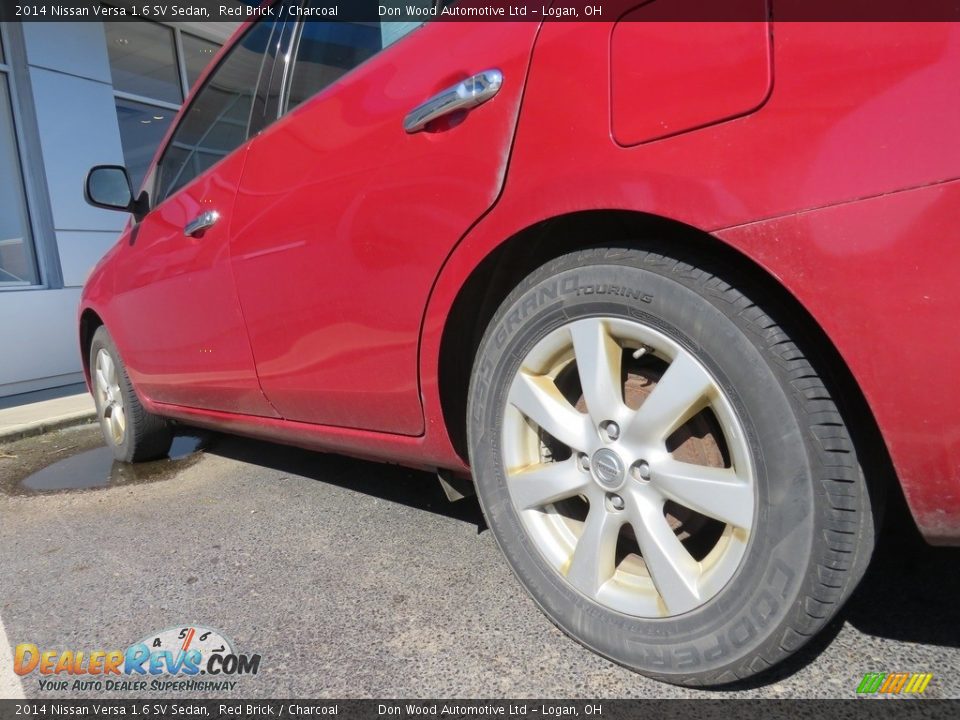 2014 Nissan Versa 1.6 SV Sedan Red Brick / Charcoal Photo #13