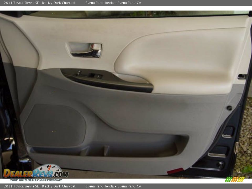 2011 Toyota Sienna SE Black / Dark Charcoal Photo #32
