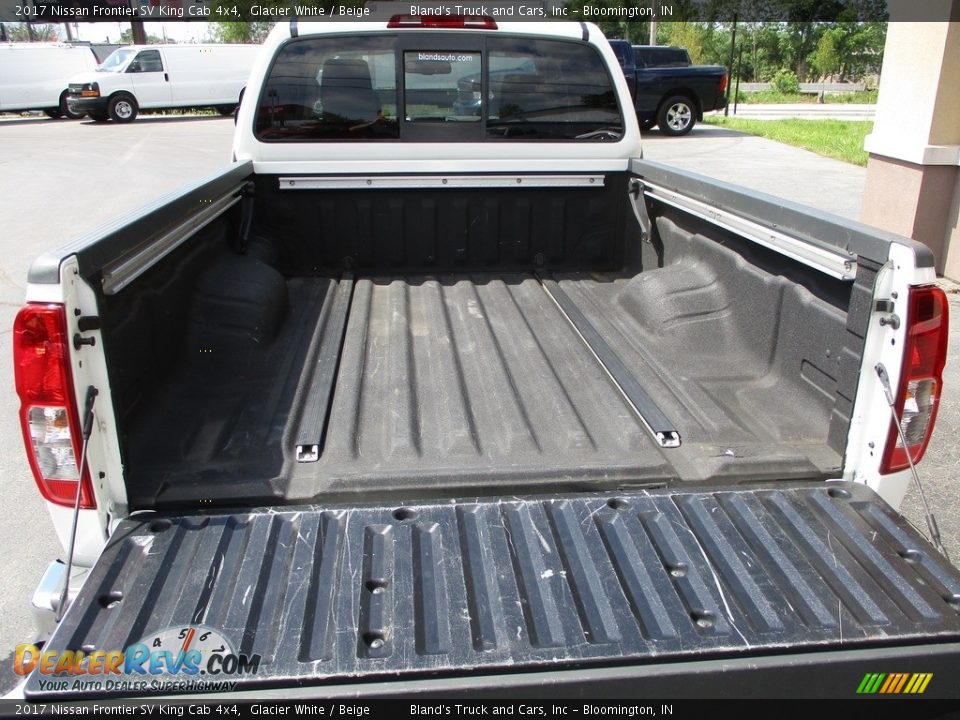 2017 Nissan Frontier SV King Cab 4x4 Glacier White / Beige Photo #31