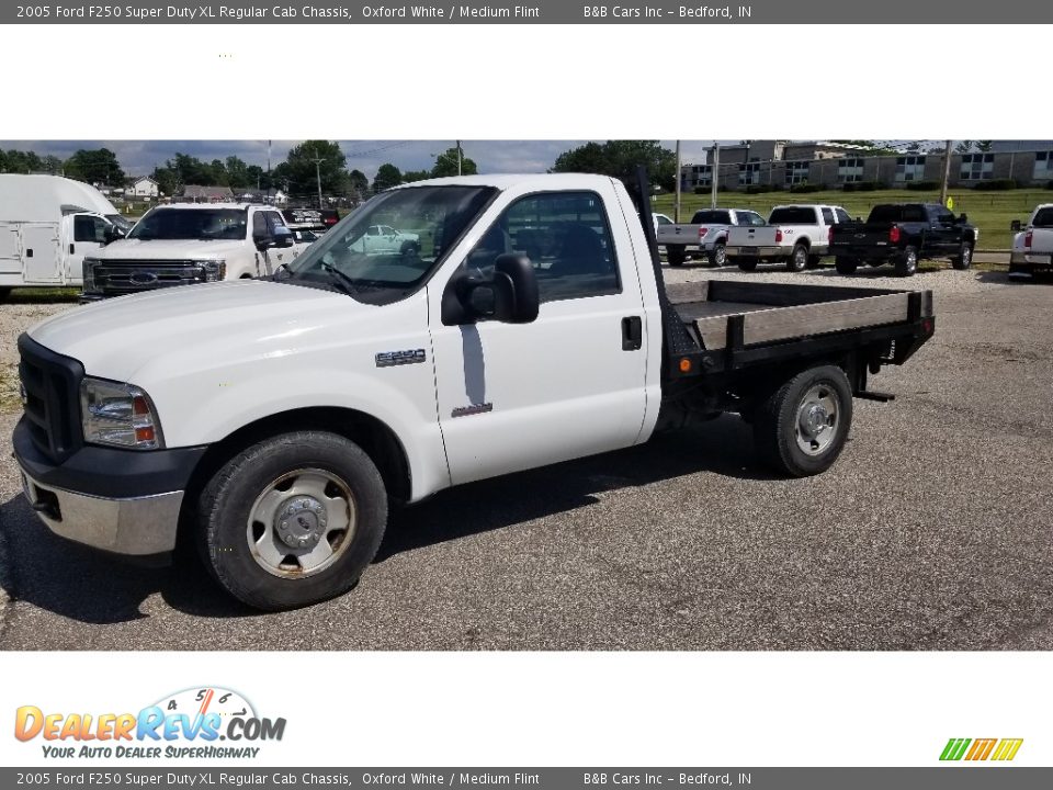 2005 Ford F250 Super Duty XL Regular Cab Chassis Oxford White / Medium Flint Photo #1