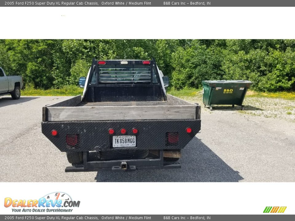 2005 Ford F250 Super Duty XL Regular Cab Chassis Oxford White / Medium Flint Photo #4