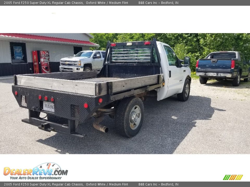 2005 Ford F250 Super Duty XL Regular Cab Chassis Oxford White / Medium Flint Photo #5