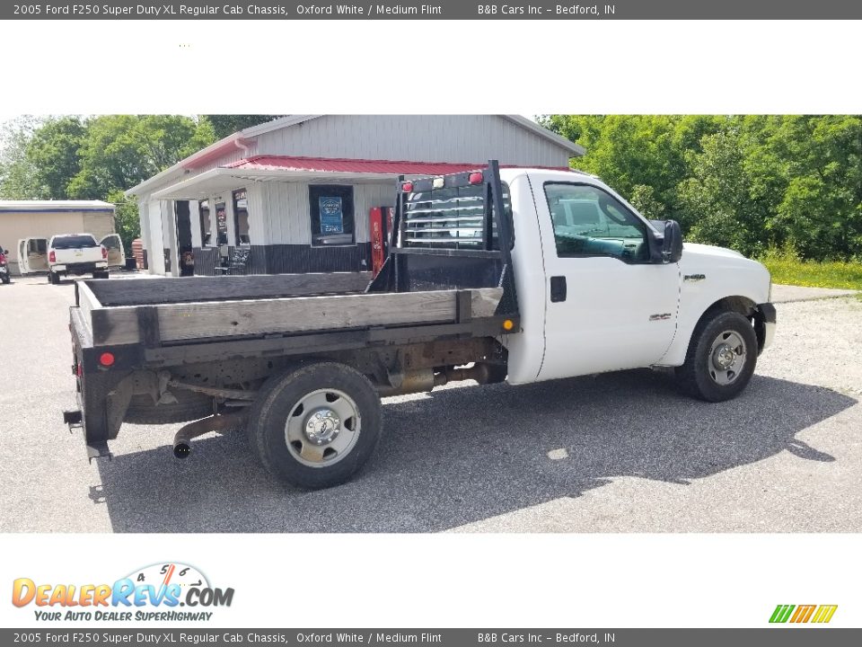 2005 Ford F250 Super Duty XL Regular Cab Chassis Oxford White / Medium Flint Photo #6