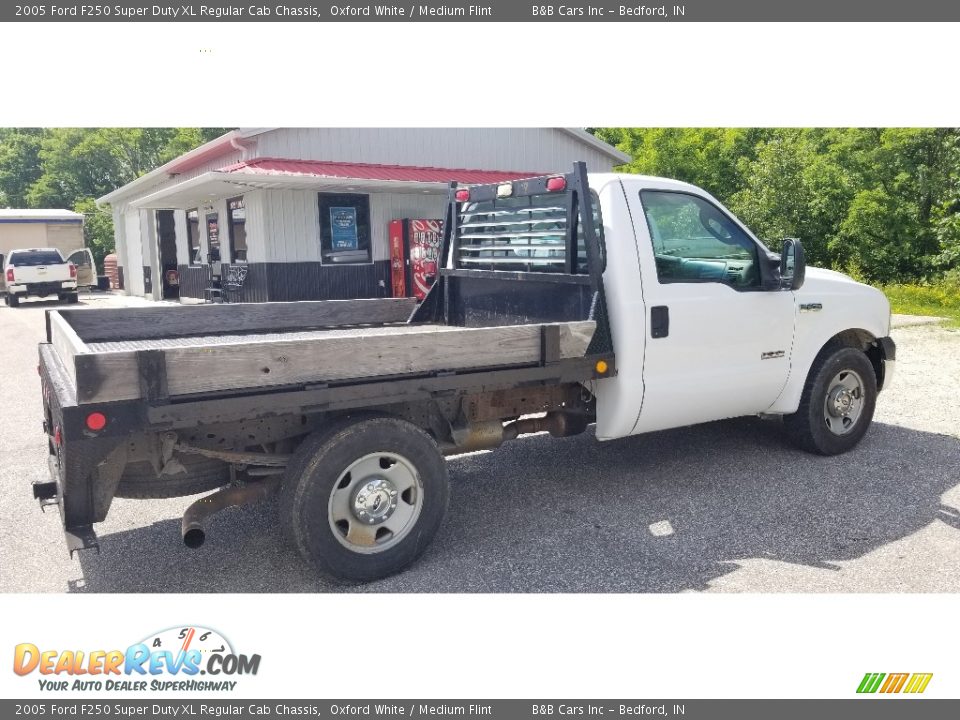 2005 Ford F250 Super Duty XL Regular Cab Chassis Oxford White / Medium Flint Photo #15