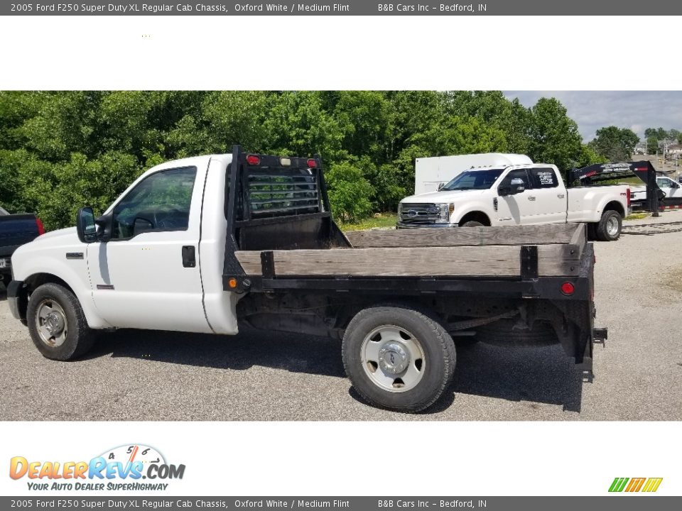 2005 Ford F250 Super Duty XL Regular Cab Chassis Oxford White / Medium Flint Photo #16