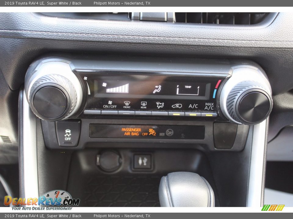 2019 Toyota RAV4 LE Super White / Black Photo #17