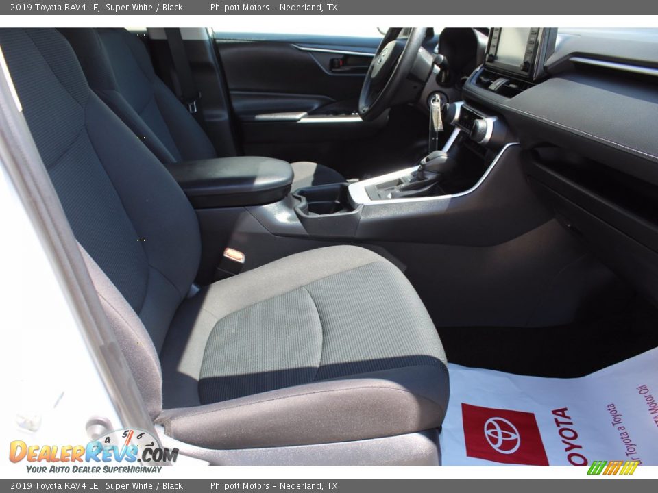2019 Toyota RAV4 LE Super White / Black Photo #27