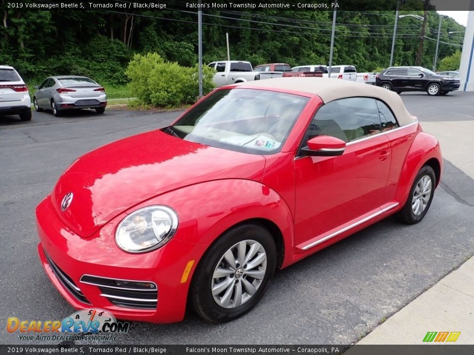 Front 3/4 View of 2019 Volkswagen Beetle S Photo #6