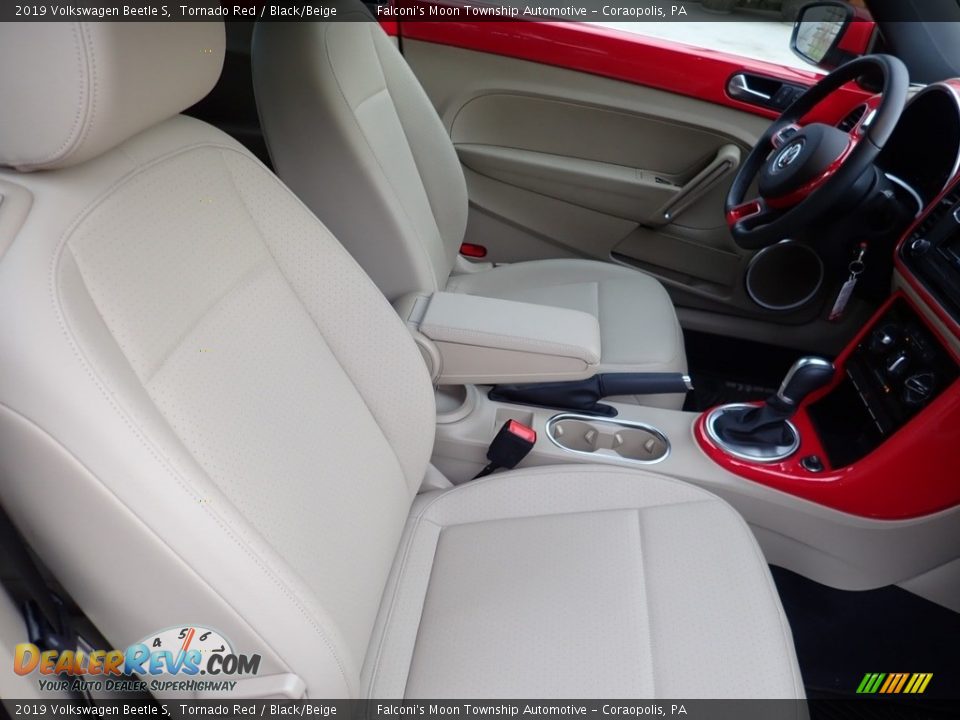 Front Seat of 2019 Volkswagen Beetle S Photo #10