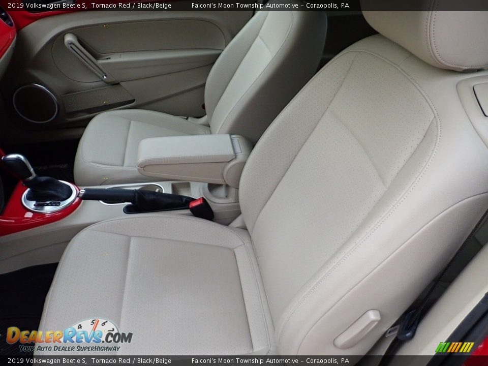 Front Seat of 2019 Volkswagen Beetle S Photo #15