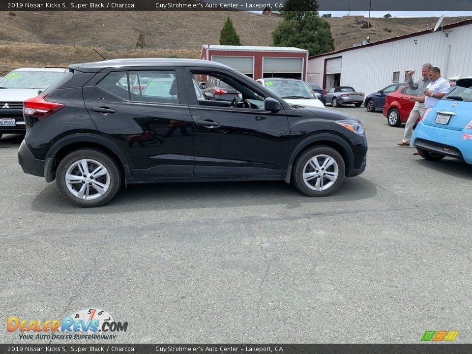 2019 Nissan Kicks S Super Black / Charcoal Photo #5
