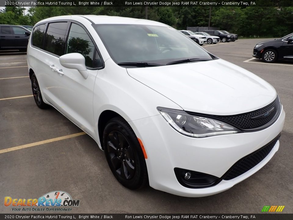 Front 3/4 View of 2020 Chrysler Pacifica Hybrid Touring L Photo #7