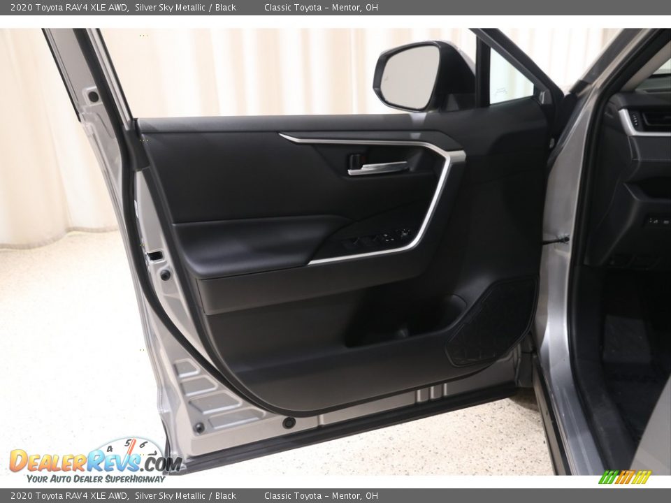 2020 Toyota RAV4 XLE AWD Silver Sky Metallic / Black Photo #4