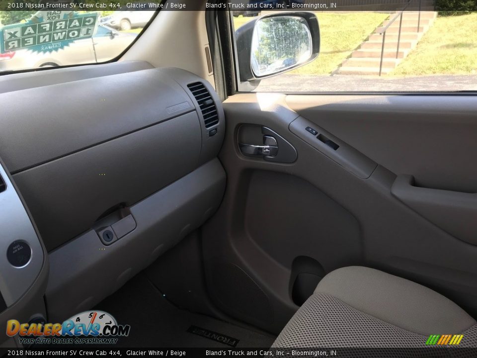 2018 Nissan Frontier SV Crew Cab 4x4 Glacier White / Beige Photo #27